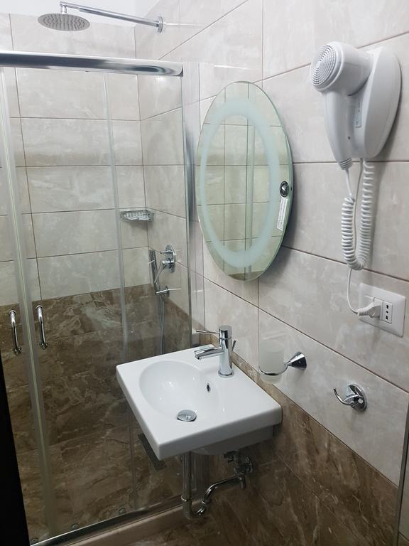 Bristol Hotel Tiranë Luaran gambar